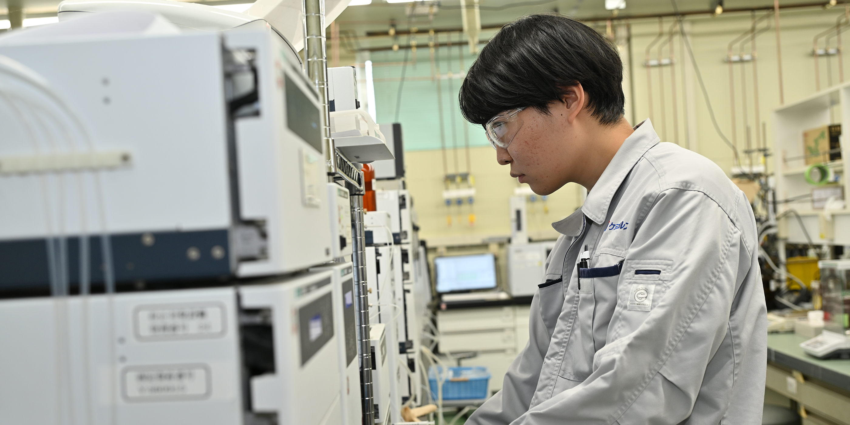 社内で研究をしている様子